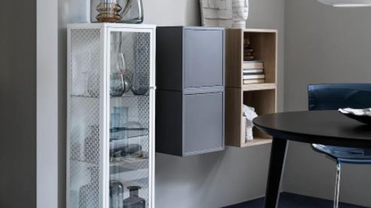 La nueva vitrina de Ikea queda ideal en cualquier rincón de casa.