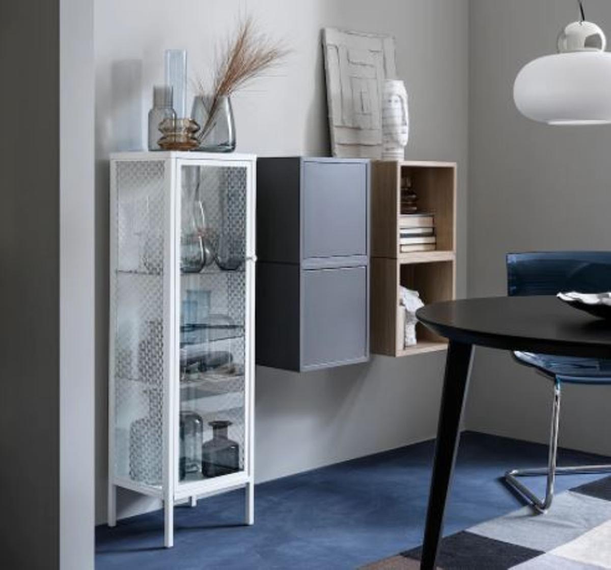 La nueva vitrina de Ikea queda ideal en cualquier rincón de casa.