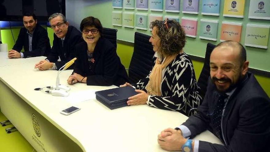 Firma del convenio entre el Colegio de Dentistas y el Concello. // R.V.