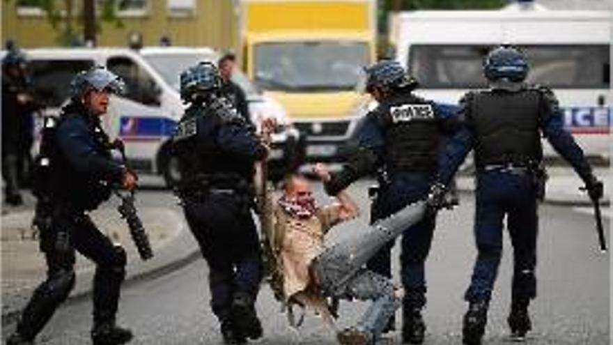 Diversos policies s&#039;emporten un detingut a París.