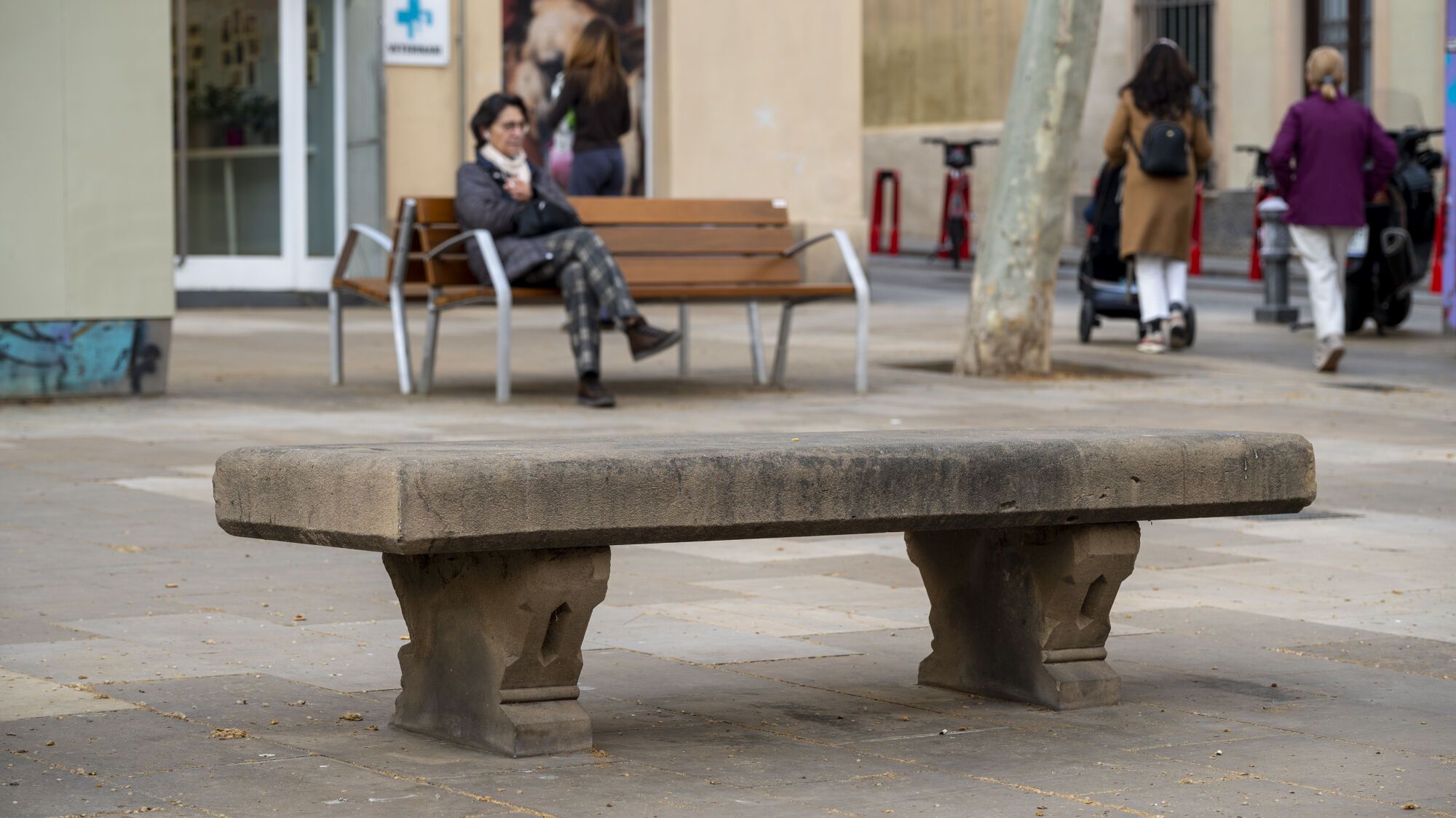 Barcelona diversifica el mobiliario en sus calles: bancos, sillas, tumbonas y mucho más