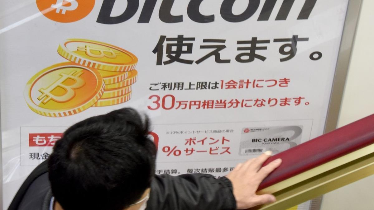 Publicidad sobre el uso de bitcoines en Tokio.