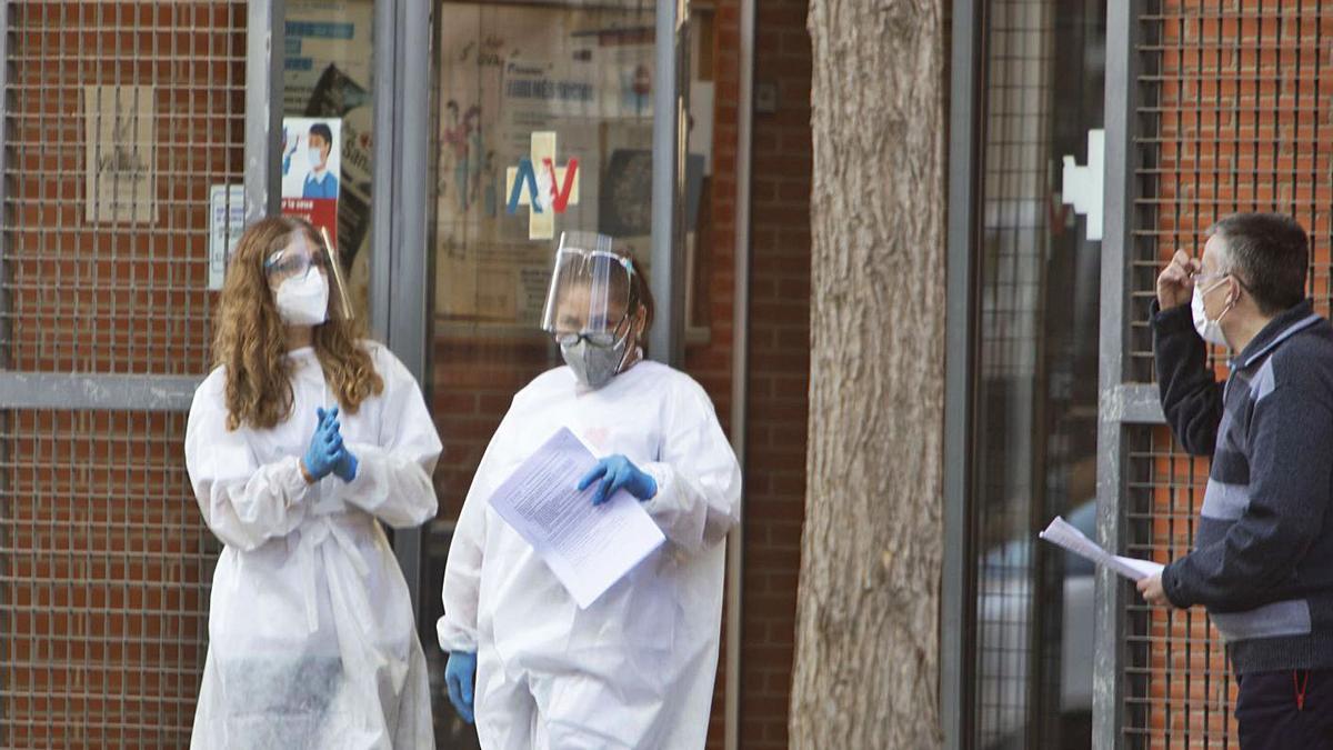 Dos enfermeras atienden en la entrada del centro de salud de Xàtiva a finales de enero.  | PERALES IBORRA