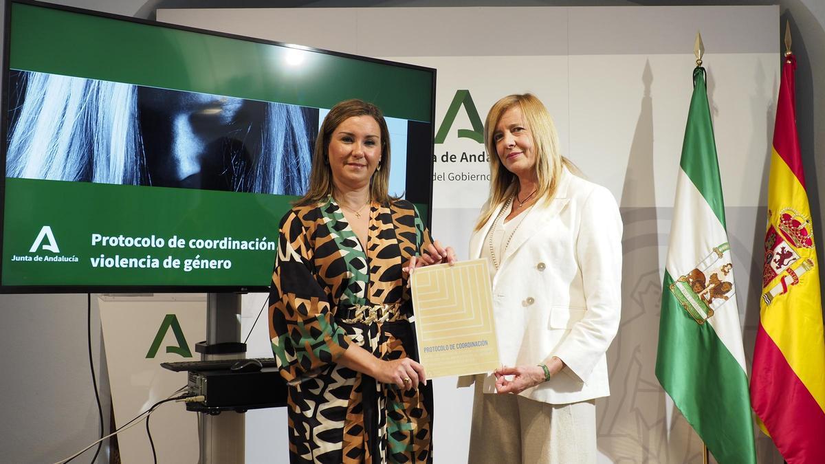 La delegada de Justicia, Administración Local y Función Pública, Raquel López, y la asesora de programas del Instituto Andaluz de la Mujer (IAM), Rosario Alarcón.