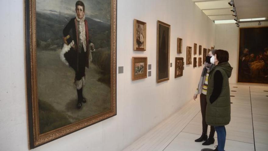 Dos mujeres observan una de las obras de una de las exposiciones permanentes en el Edificio Castelao. | // RAFA VÁZQUEZ