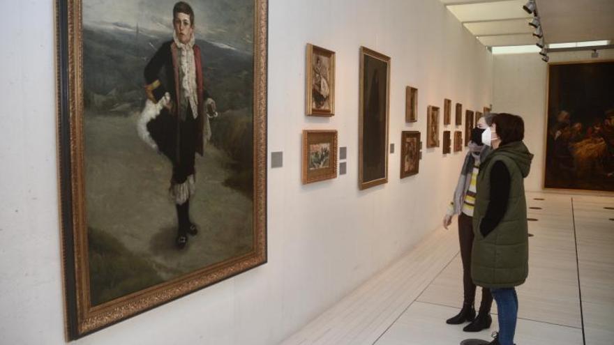 Dos mujeres observan una de las obras de una de las exposiciones permanentes en el Edificio Castelao.   | // RAFA VÁZQUEZ