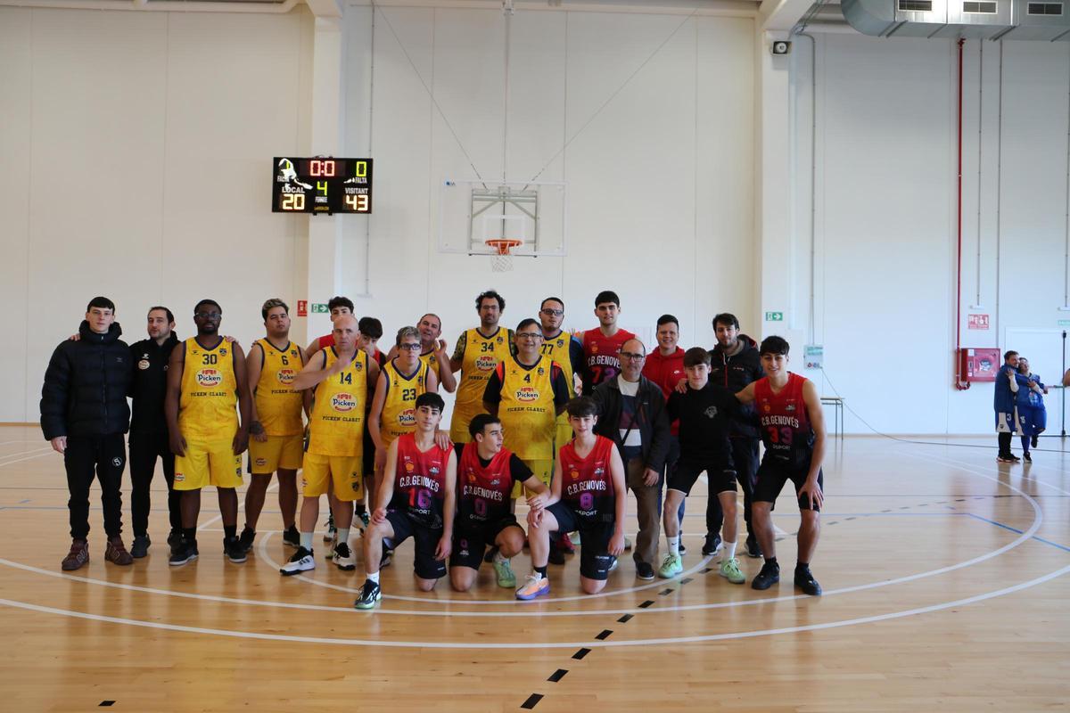 Participantes en la jornada de baloncesto inclusivo celebrada en el pabellón de Xàtiva.