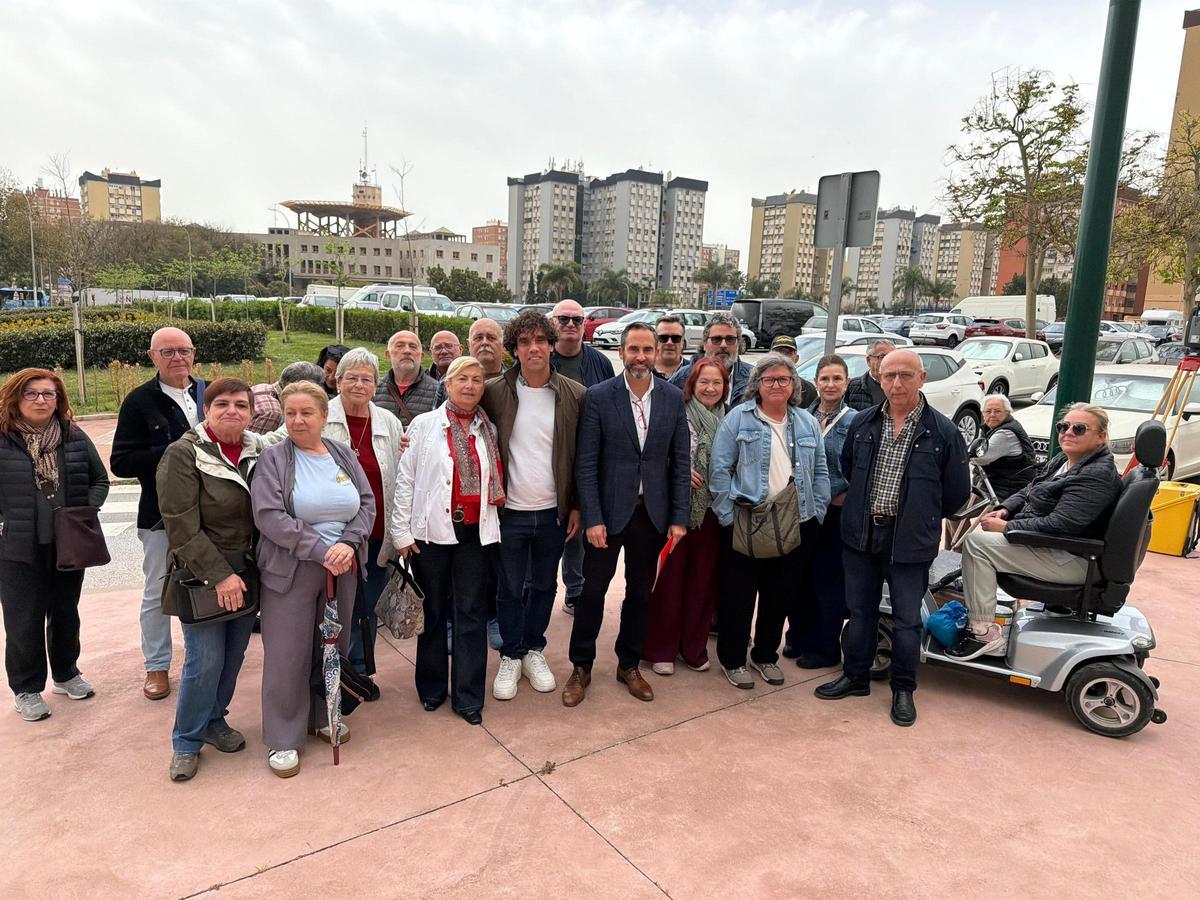 Concejales del PSOE este viernes en la rotonda de Manuel Azaña, junto a representantes vecinales.