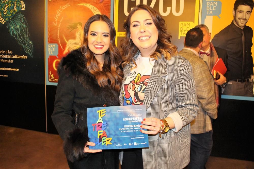 Marina, con su amiga Elisa Ruiz.