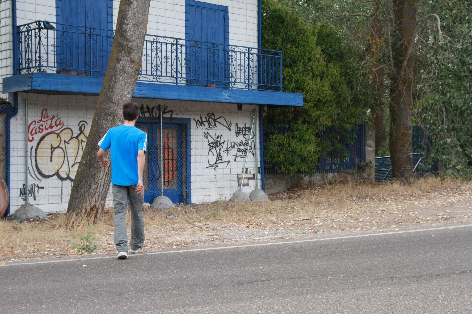 Un joven se aproxima a la entrada del mítico edificio de Carrascal.