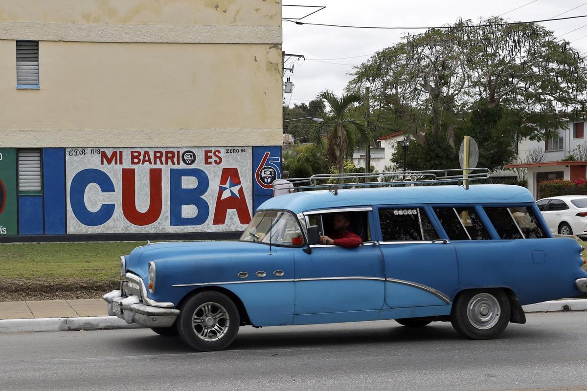 Un coche pasa por delante de un mural en la ciudad cubana de Matanzas.