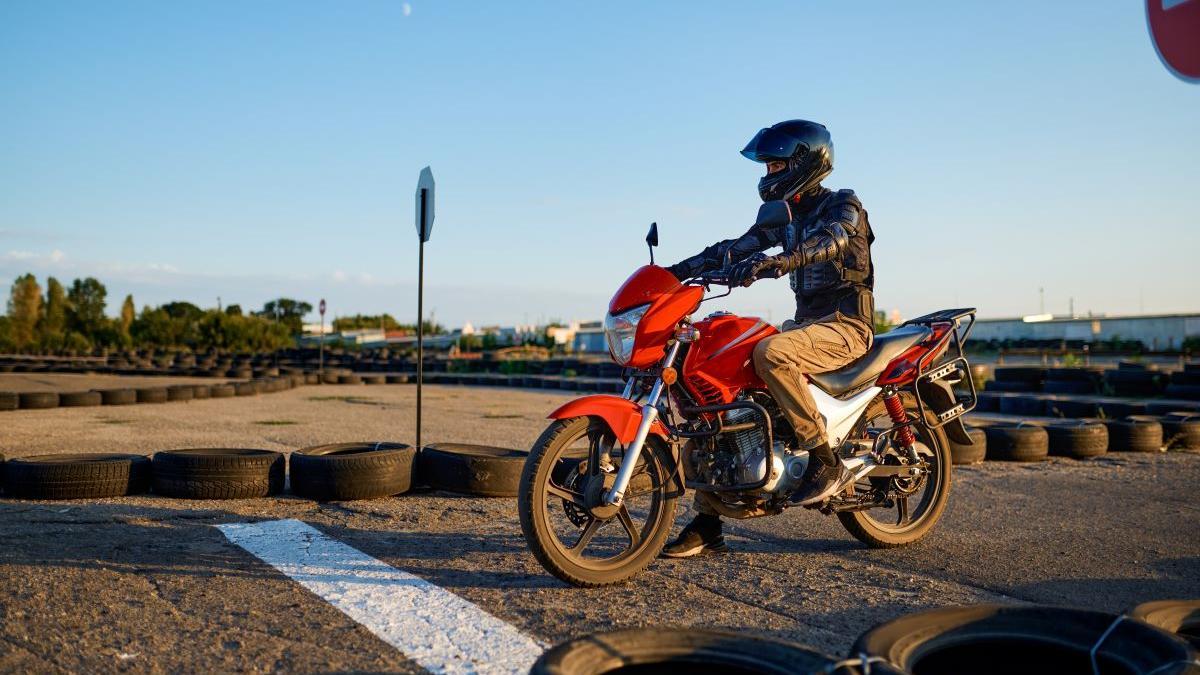 Un joven motorista.