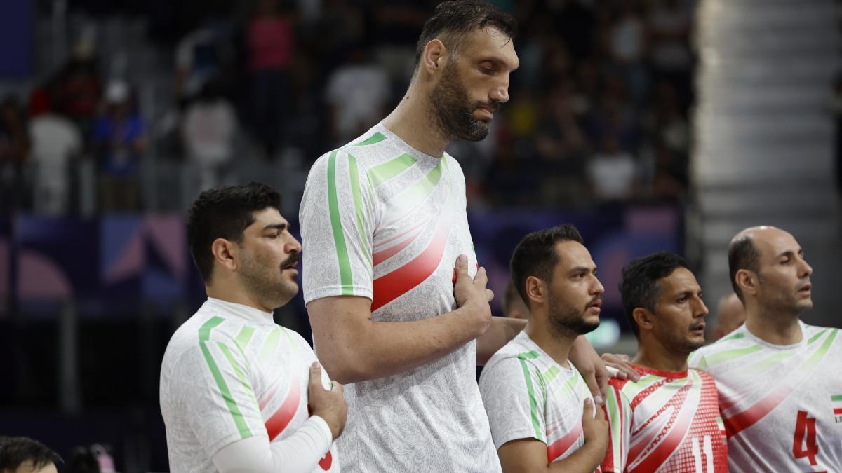 Morteza Mehrzadselakjani antes de un partido con la selección de Iran