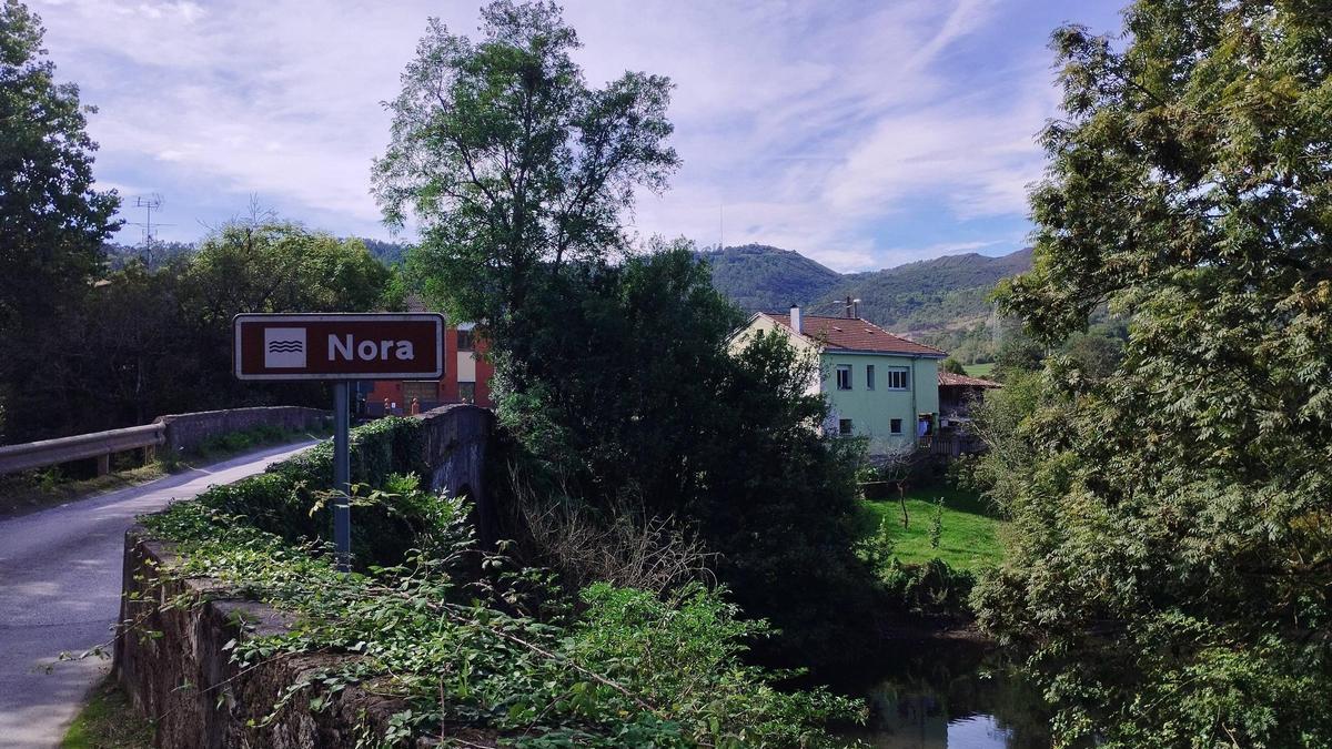 Puente sobre el río Nora en Cayés.