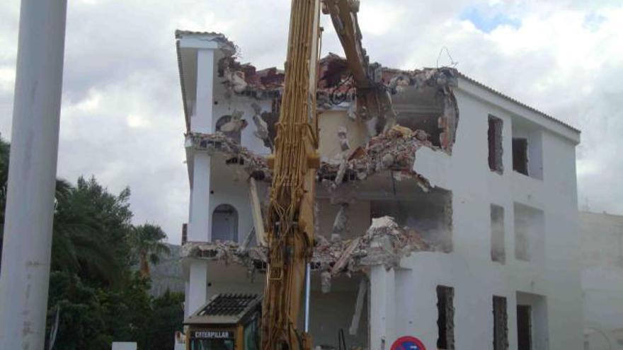La demolición del Portomar es la primera que se ejecuta en los últimos años en cumplimiento de una sentencia judicial.