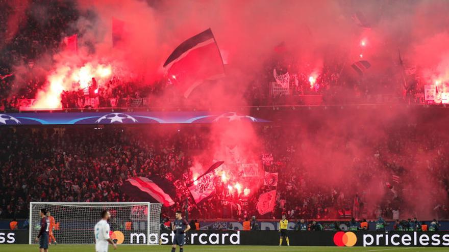 Los ultras del PSG encendieron decenas de bengalas