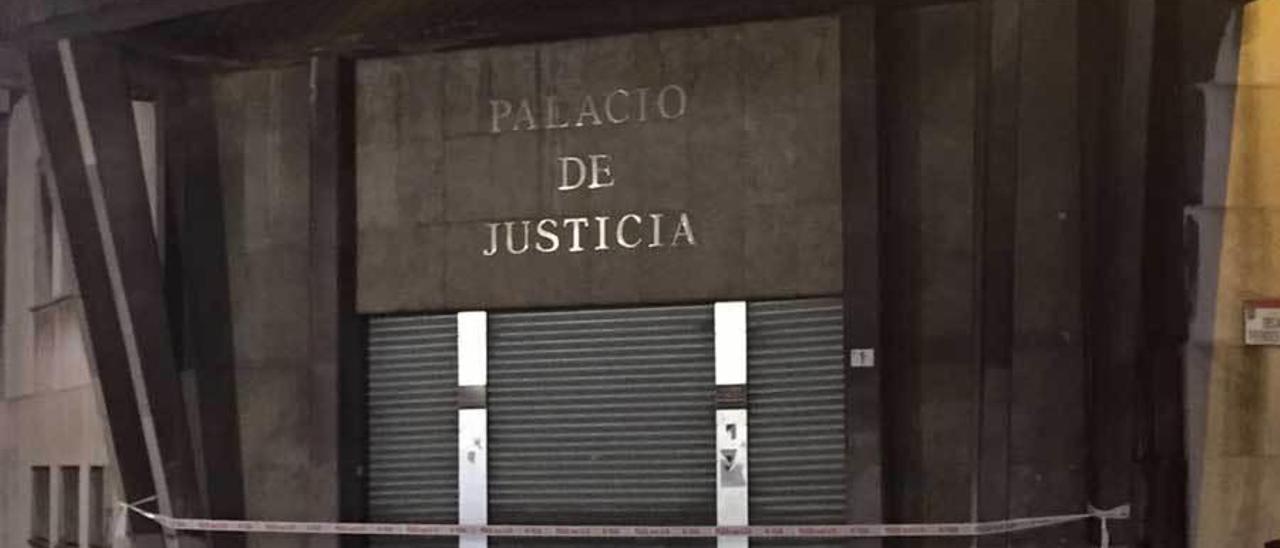 dos semanas vallado. La entrada al edificio judicial de la calle Decano Prendes Pando lleva más de dos semanas vallada, desde que se desprendieron varios cascotes de la puerta de entrada.