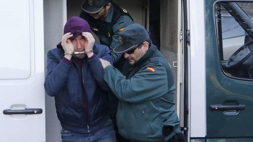 Manuel Alonso llega desde la prisión de A Lama a los juzgados de Vigo para la comparecencia. // A. Villar
