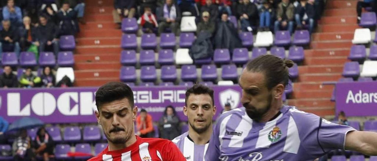 Borja pelea un balón con Sergio en el partido entre Valladolid y Sporting disputado el pasado mes de abril en Zorrilla.