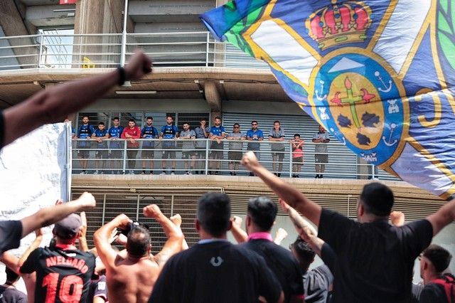 Aliento de la afición a la plantilla del CD Tenerife en el Heliodoro antes del partido ante el Girona