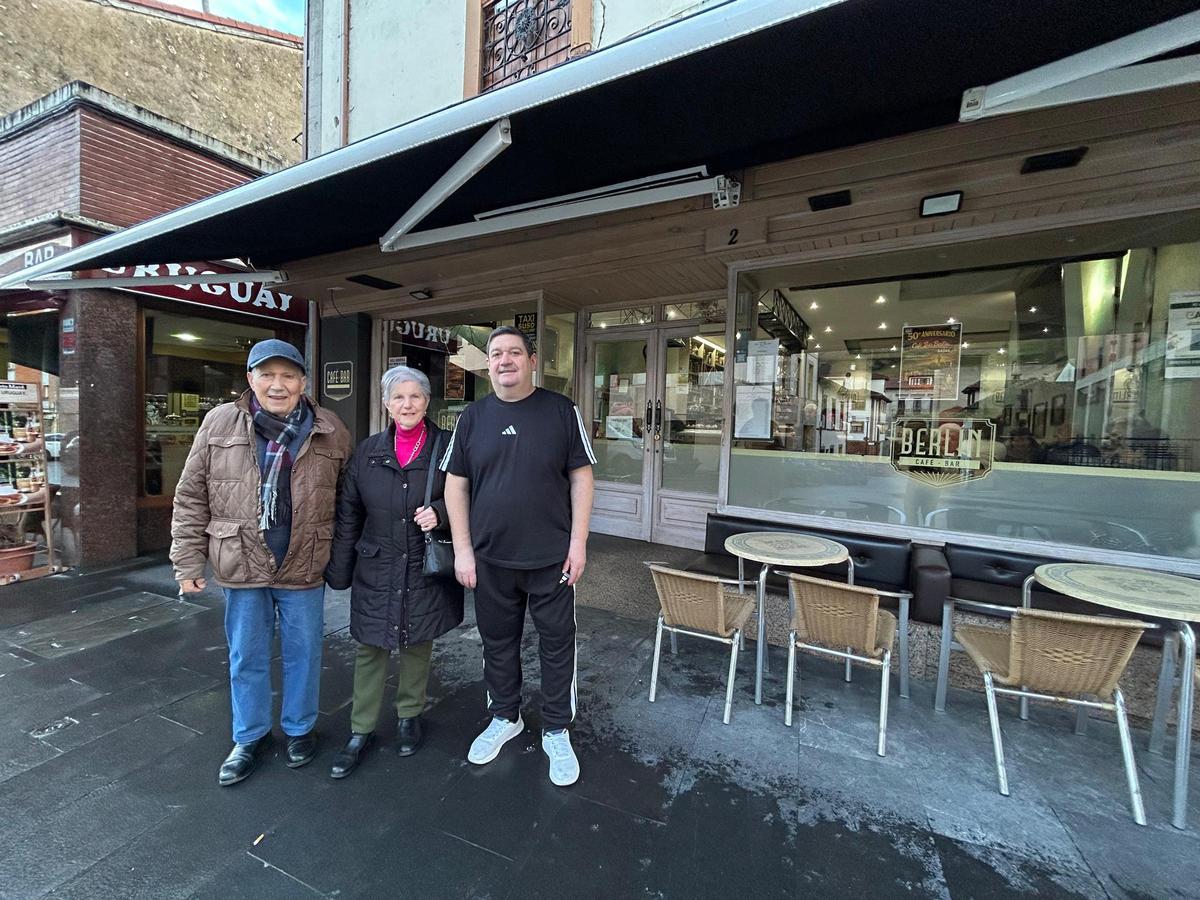 Por la izquierda, Jesús Cernuda, Palmiera Peláez y Víctor Cernuda.