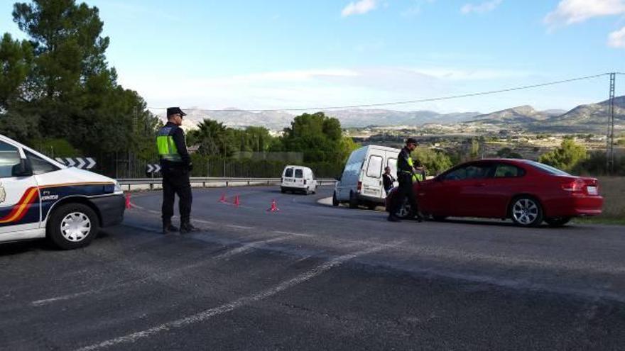 El dispositivo policial desplegado durante la mañana de ayer en la carretera de La Torreta que une las localidades de Elda y Sax.