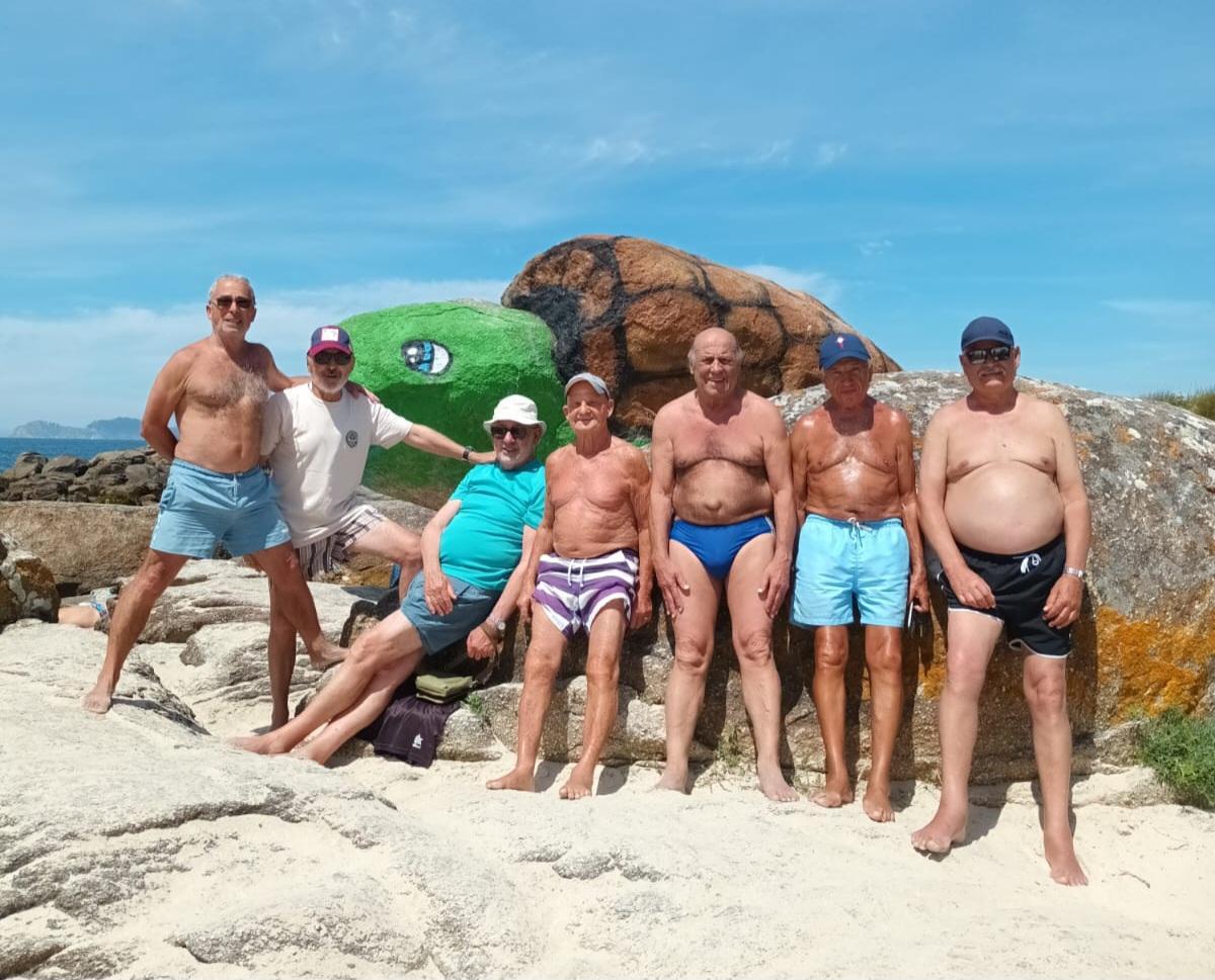 Los «intrépidos» de Samil en uno de sus diarios encuentros en la playa viguesa.
