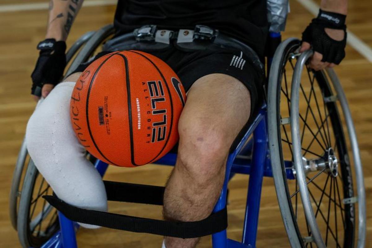 Ex-soldados ucranianos heridos, se recuperan jugando a baloncesto en silla de ruedas