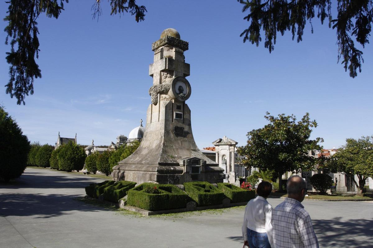 Monumento funerario a Concepción Arenal en Pereiró.