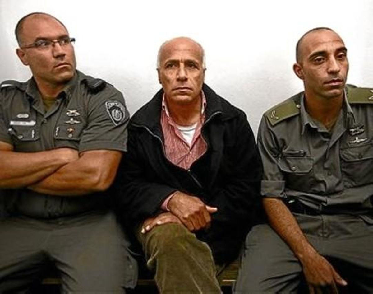 Mordejai Vanunu, custodiat, abans de declarar ahir. Mordejai Vanunu, custodiat, abans de declarar ahir.