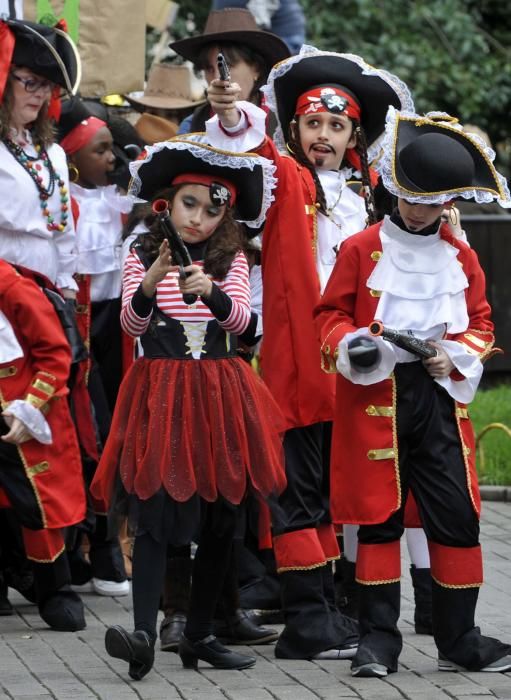 Los alumnos del colegio Liceo Mierense celebran el Carnaval.