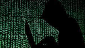Un ’hacker’ con un ordenador, en una foto de archivo