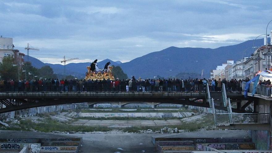 Una cofradía pasa por el puente de la Aurora el Viernes Santo.