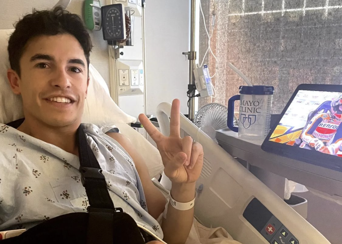 Marc Márquez, recién operado en EEUU, viendo la carrera de Montmeló.