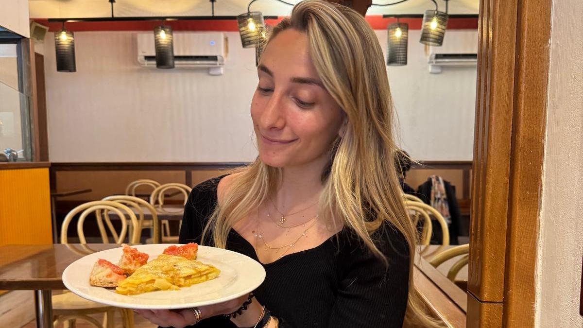Amelia Platón, con un tortilla en Bar La Taronja.
