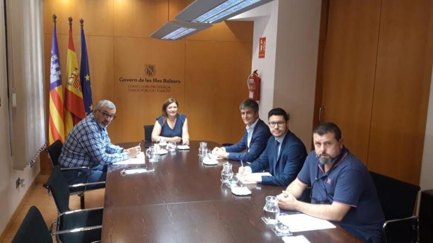 La consellera Garrido con miembros de la patronal.  | DM