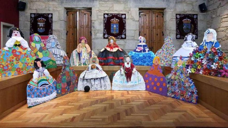 Algunas de las Meninas artísticas que se subastarán este viernes en Ponteareas. // A. Hernández