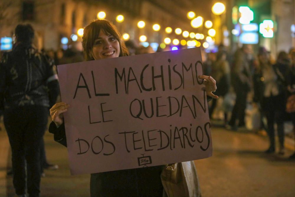 Mallorcas Frauen protestieren zu Tausenden