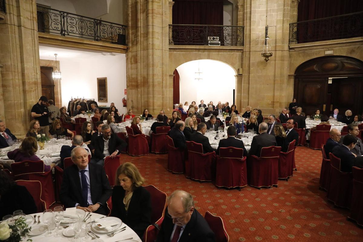 Montaña Sánchez-Arévalo recibe el premio "Mujer Trabajadora" del Rotary Club de Oviedo