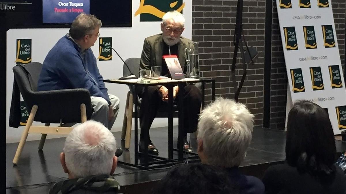 Oscar Tusquets (derecha) y Sergi Pàmies, en la Casa del Llibre de la Rambla de Catalunya, el lunes