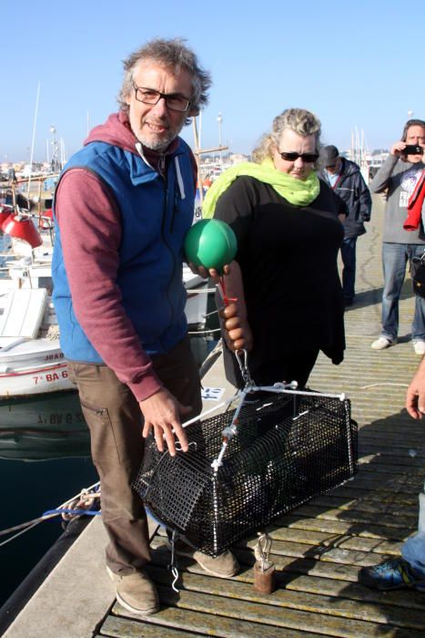 El biòleg Boris Weitzmann, del Projecte Sèpia, i Carme Avellan, de la firma Rycsa mostren una de les incubadores d'ous que llençaran al mar.