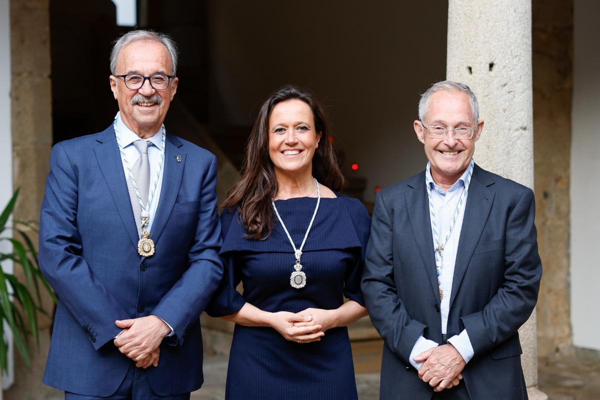 Por la izquierda, Juan Lema, presidente de la Real Academia Galega de Ciencias; la nueva académica María Martinón y Anxo Carracedo, catedrático de Medicina Legal de la USC