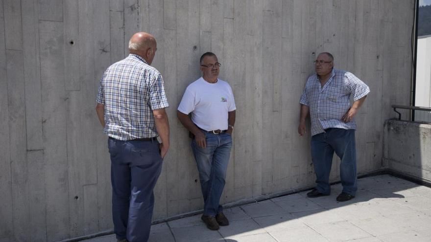 Evangelista y Alfonso, hijos del herido, en el área de Urgencias del HUCA, con Avelino (de espaldas), amigo de la familia.