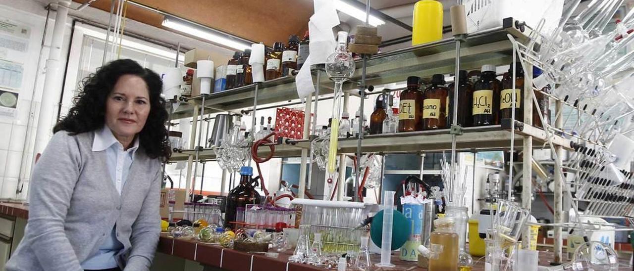 Susana Fernández, en el laboratorio de su grupo de investigación en la Facultad de Química.