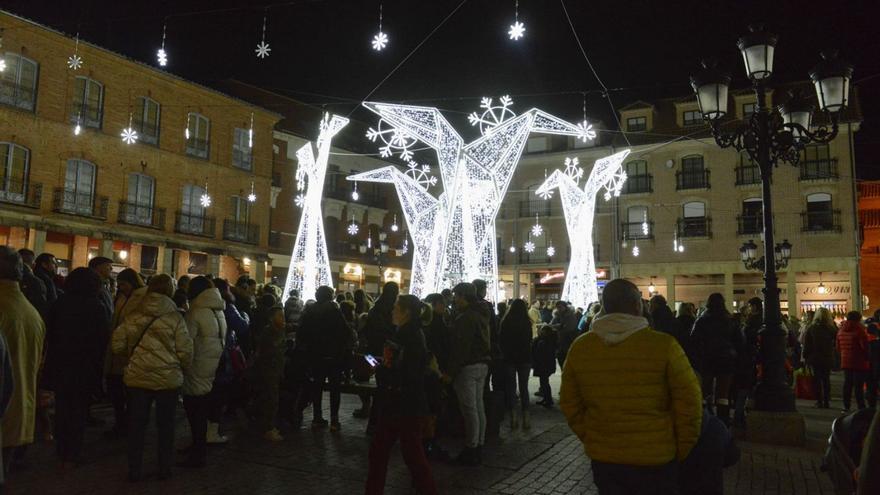 Aspecto del conjunto de elementos luminotécnicos que ocupan el centro de la Plaza Mayor. |