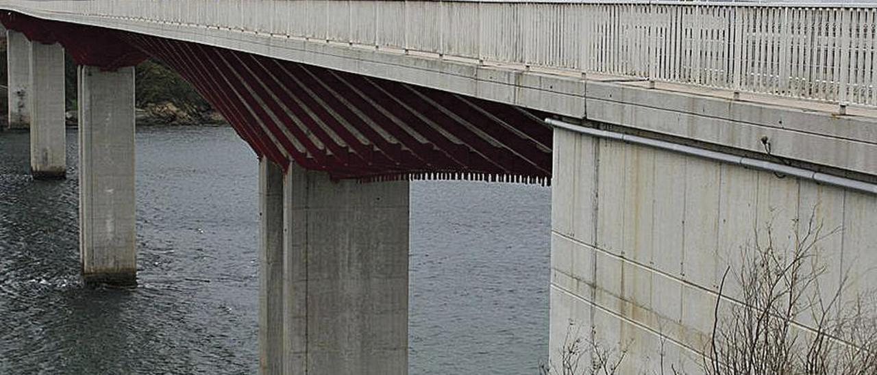 El puente de los Santos, visto desde Castropol, con la pasarela peatonal junto a la carretera en primer término.