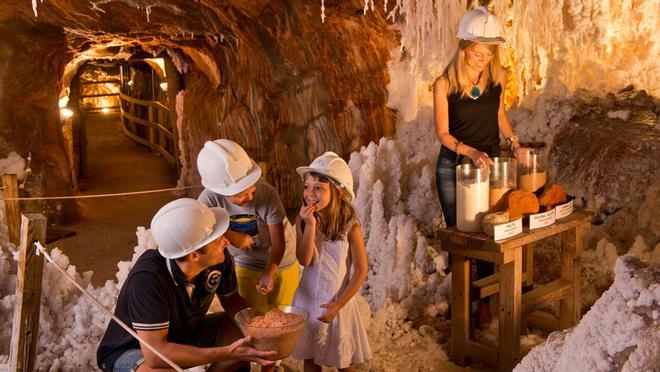 Una familia visita el Parc Cultural de la Muntanya de la Sal, en Cardona.