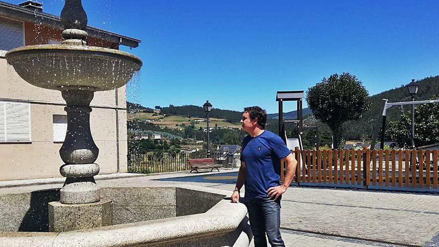 La fuente de San Tirso recupera el agua y gana iluminación