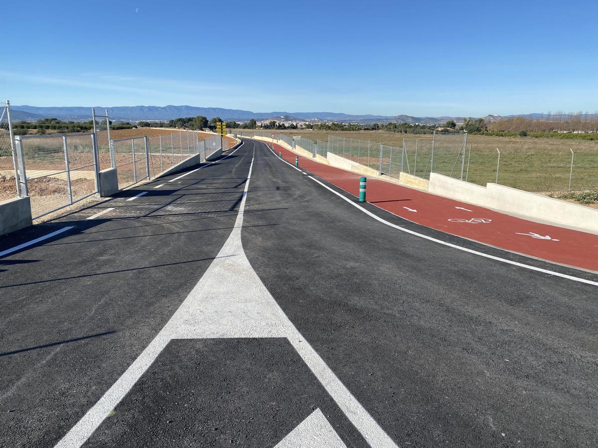 Carril bici que discurre junto a la carretera entre la Sima y la Conarda