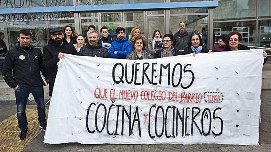 Familias reclaman la cocina frente a Educación.